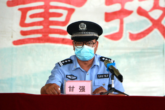 1.邕武派出所警官、学校法制副校长甘强.jpg