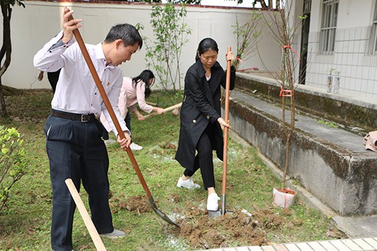 图一 教职工在植树_1.jpg