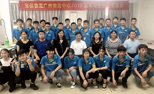 陈瑞强副校长在宝供物流广州物流中心与实习生合影.jpg