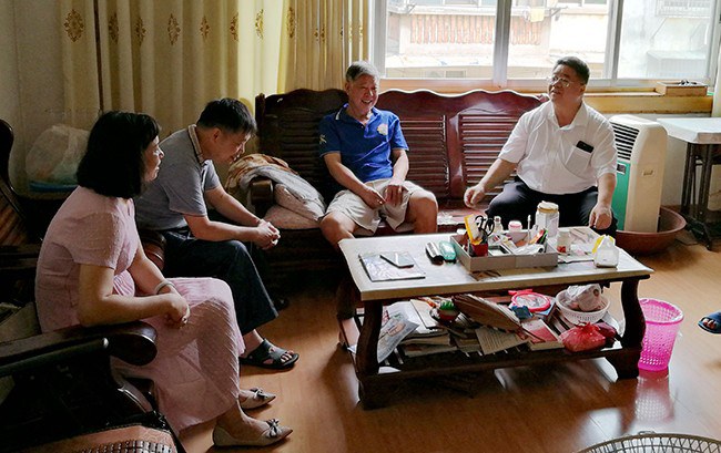 张海林书记（右一）看望慰问退休教师（陆红文摄）.jpg