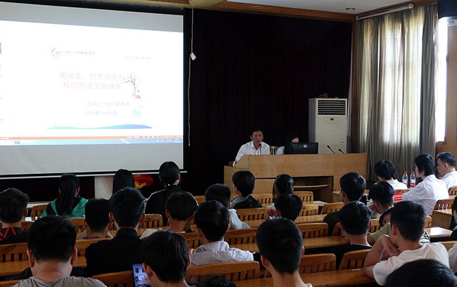 图 杜培荣律师开展法制讲座.JPG