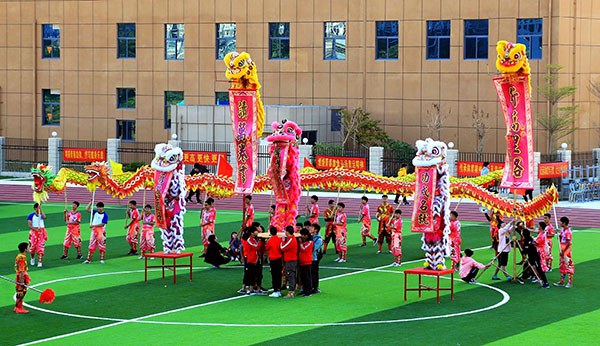 校舞狮协会展示气势盎然的龙狮表演《青春一工步步高》.jpg