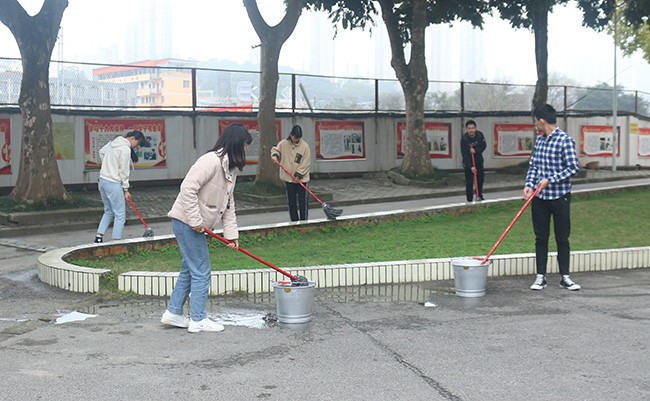 1.同学们正在清扫校园道路、绿化带围栏.JPG