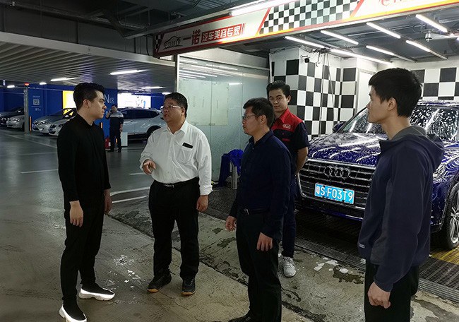 2.张海林书记与一诺汽车美容专家负责人进行交流.jpg