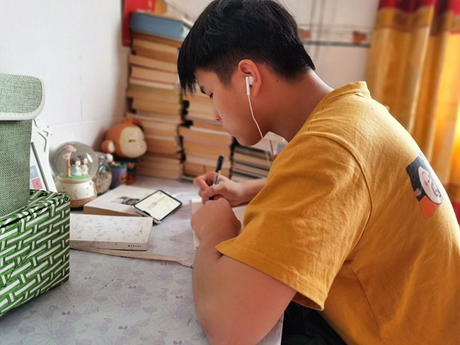 1584002853329733.jpg 学生在家上网课3.jpg