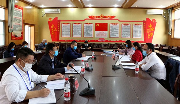 黄杰品校长、张海林书记向黄欣波主任汇报开学防疫工作.jpg