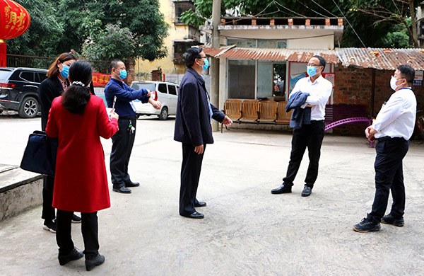 黄欣波主任到职工生活区检查疫情防控工作.jpg