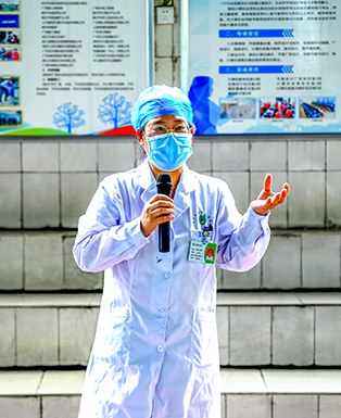 9.演练结束后南宁市第四人民医院专家邓主任进行点评总结2.jpg