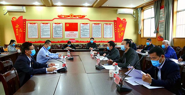 1584342091444112.jpg 座谈会上厅领导听取黄杰品校长汇报学校工作.JPG