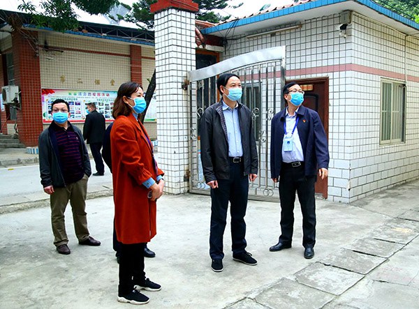 1584342251386887.jpg 自治区应急厅领导到学生宿舍区检查防疫情况.JPG