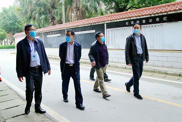 1584342270544618.jpg 自治区应急厅领导检查校园防疫工作.JPG