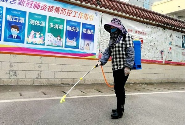 保洁员对校道进行消毒.jpg