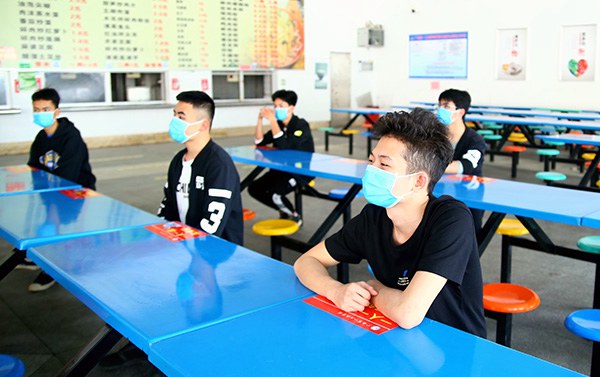 学生按标识入座用餐，用餐时不交谈.jpg
