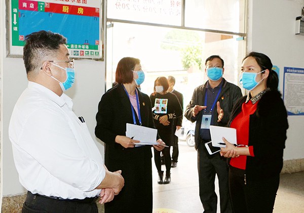 1586511977480505.jpg 黄红副处长一行到学校饭堂进行检查.jpg