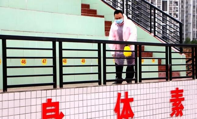 对运动场进行消毒.jpg