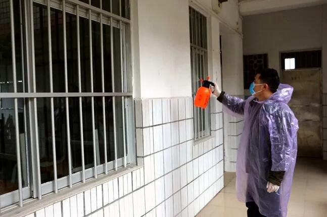对教室外墙进行喷洒消毒.jpg