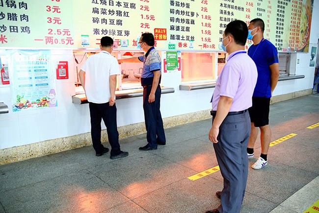 7.校领导到食堂了解学生就餐情况.JPG