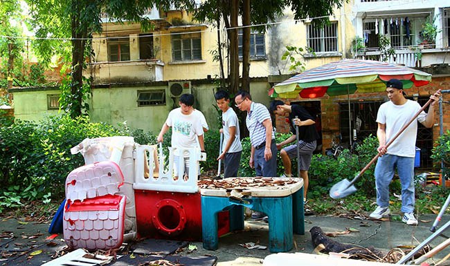 清理活动场的杂物.jpg