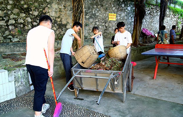 学生志愿者打扫卫生.JPG