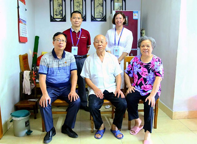 校领导看望慰问退休老党员欧载玕.jpg