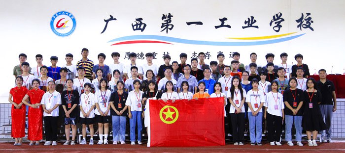 1595577135240110.jpg 学校党委全体委员与参会代表合影.jpg