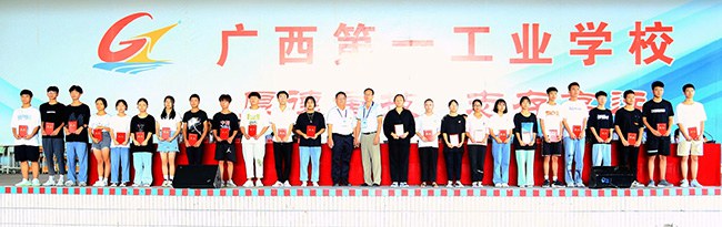 1599004578973448.jpg 校领导与班级助理合影.jpg