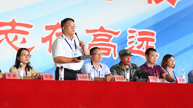 1599004643637261.jpg 张海林书记宣布新生军训正式开始.jpg