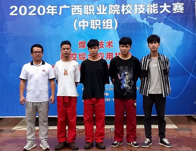 覃业彬老师（左一）和参加数控综合应用项目技能竞赛的学生们.jpg