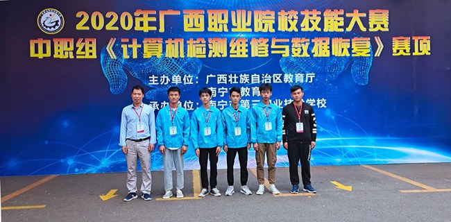 覃春平（左一）、黄科大老师（右一）与参加计算机检测维修与数据恢复技能竞赛的学生们.jpg