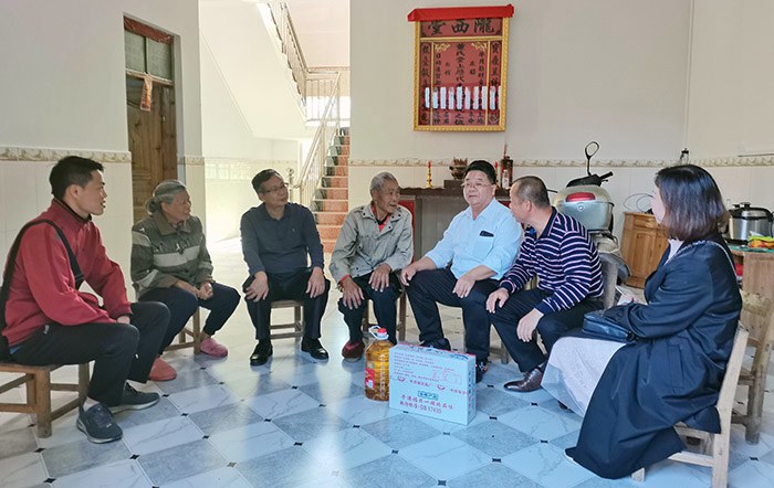 校领导走访慰问贫困户 (2).jpg