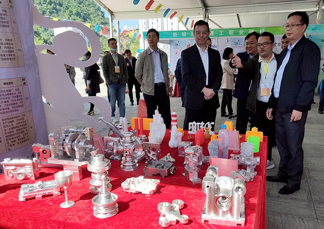 1605538507476397.jpg 自治区党委教育工委书记、教育厅厅长唐咸仅,河池市委副书记、统战部部长唐标文等领导莅临我校展位.jpg