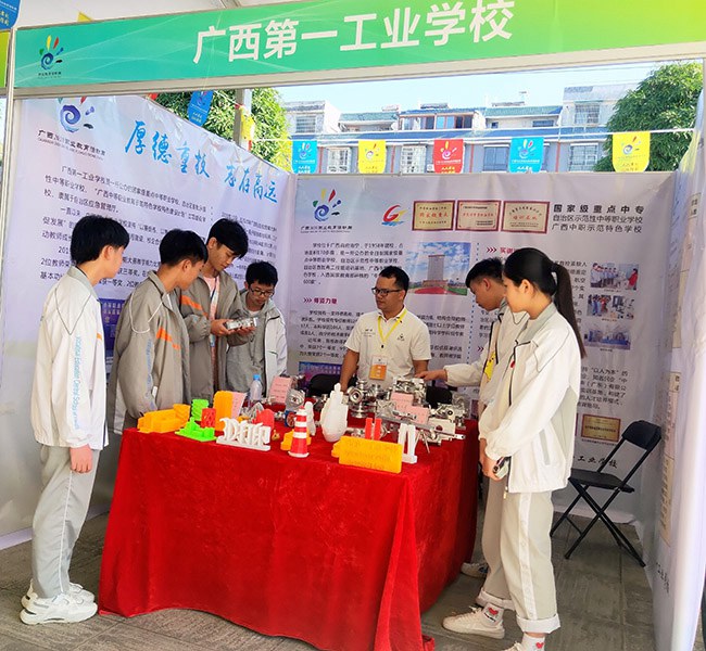 1605538554870053.jpg 学生参观我校展位.jpg