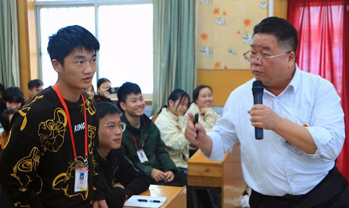 1607592255194957.jpg 02-张海林书记(右一)与学生互动.JPG