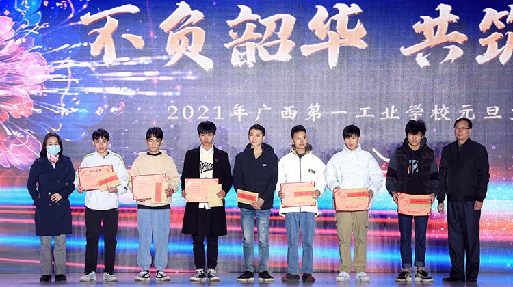 校长黄杰品（右一）、华显光电技术（惠州）有限公司 人力资源部经理肖丽珍（左一）为获奖学生颁奖.JPG