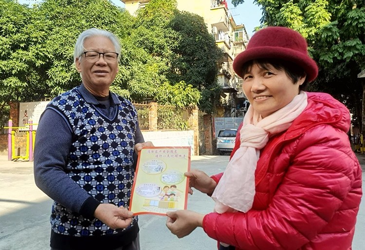 1610442953326786.jpg 工作人员向居民发放宣传单.jpg