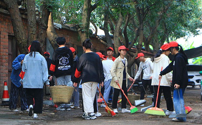 06-3月13日上午，我校组织团员青年联合兴东街道将桥社区在兴宁区长罡路三里一巷开展了学雷锋大扫除活动。.JPG