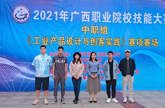 钟福美老师（左三）、何勇群（右三）指导的工业产品设计与创客实践项目中唐榕江同学（左一）获得一等奖.jpg