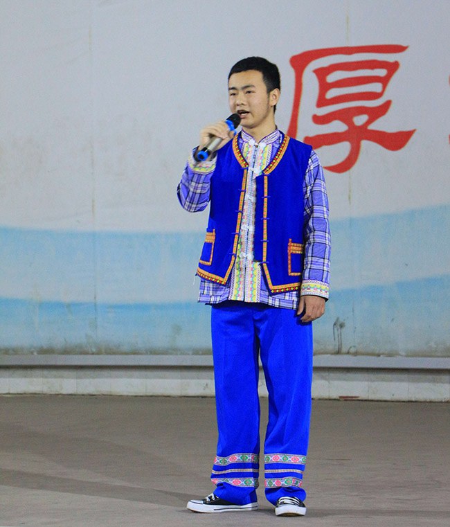 1、身着民族服饰唱嘹亮山歌.jpg