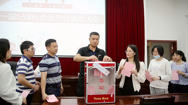 1620492299134319.jpg 1、党员们参与投票选举.jpg