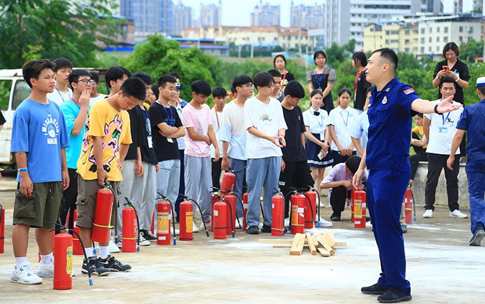 各班班主任、班长、安全委员参加灭火器实操训练02_1.jpg