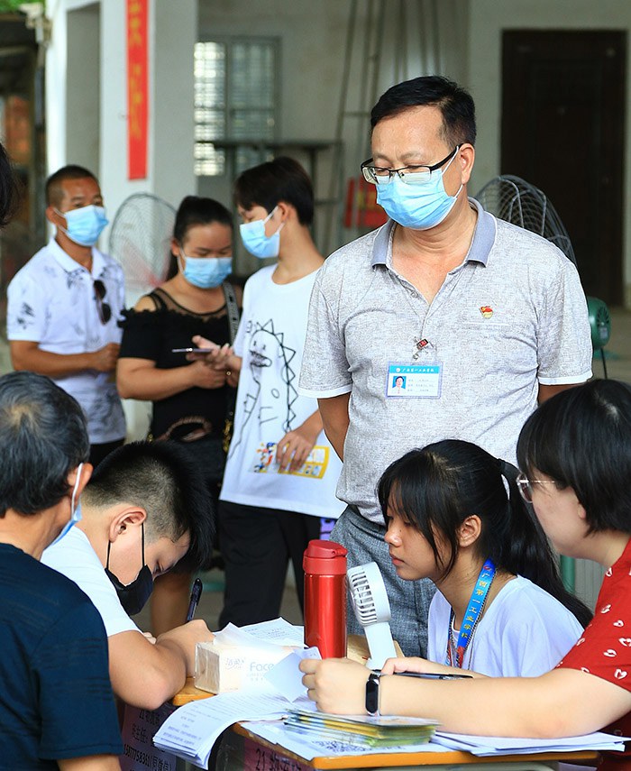 学校领导到场指导迎新工作（黄杰品校长 右三）.jpg