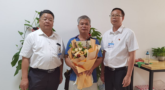 校长黄杰品、党委书记张海林为老教师辛桂福送上鲜花与慰问.jpg