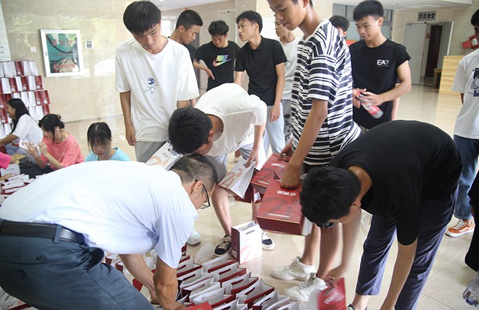 1632047211154343.jpg 热闹的发放现场.JPG