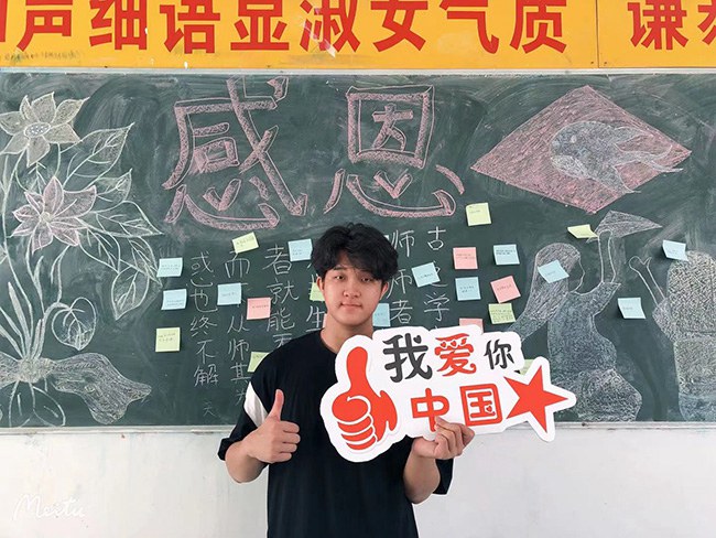 1633429329380933.jpg 同学们手持国庆标语拍照留念 (1).jpg