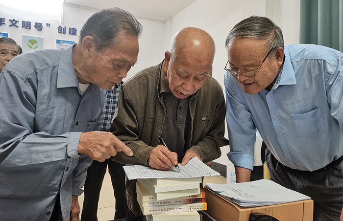 学校党委为退休老党员“送学上门” (2).jpg