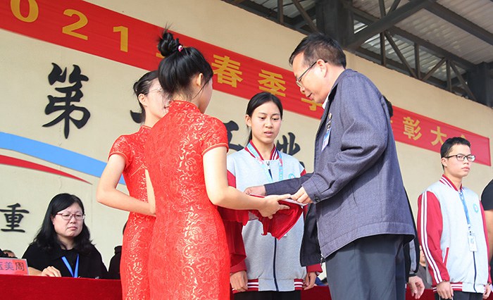 校长黄杰品（左二）为获奖学生颁奖.jpg