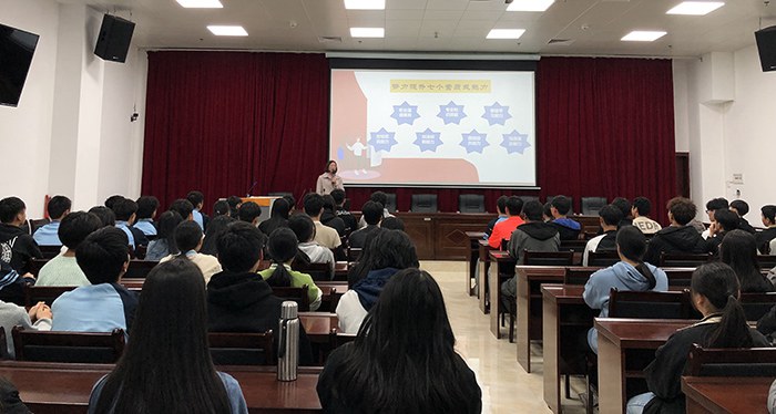 1639558409243782.jpg 陆小琼副校长在上课.jpg