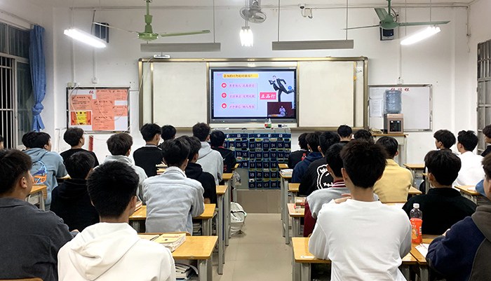 1639558628209357.jpg 2020级汽修3班在观看思政课直播.jpg