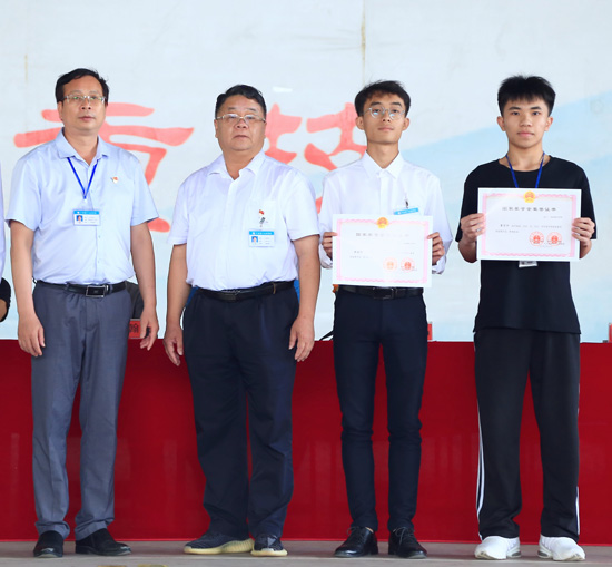 1653449299125091.jpg 2.学校领导黄杰品(左一)、张海林(左二)为荣获“2021—2022学年度中等职业教育国家奖学金”学生(右一:覃宇平 ,右二:林金钊)颁奖.jpg