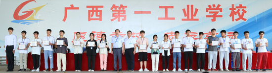 1653449330666874.jpg 3.荣获“2020—2021年度自治区人民政府中等职业教育奖学金”学生.jpg